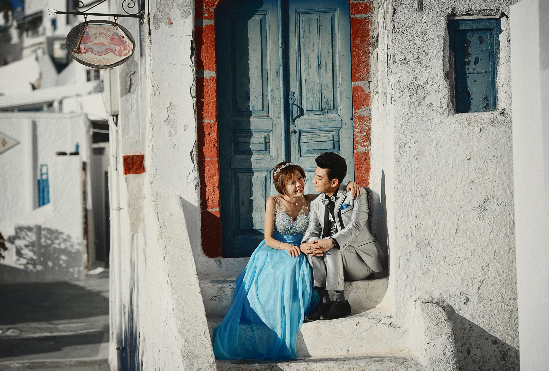 Romantic couple shoot in Santorini | Elopement couple shoot in Santorini