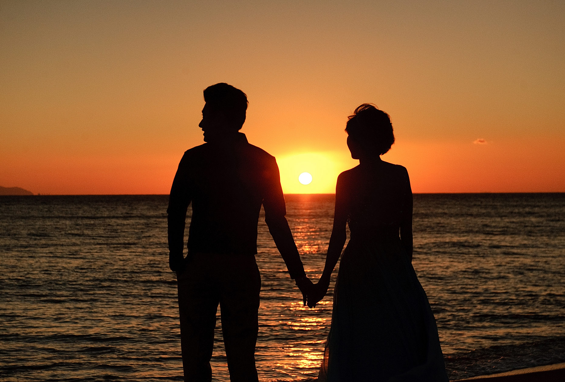 sunset couple photo santorini | beach wedding santorini