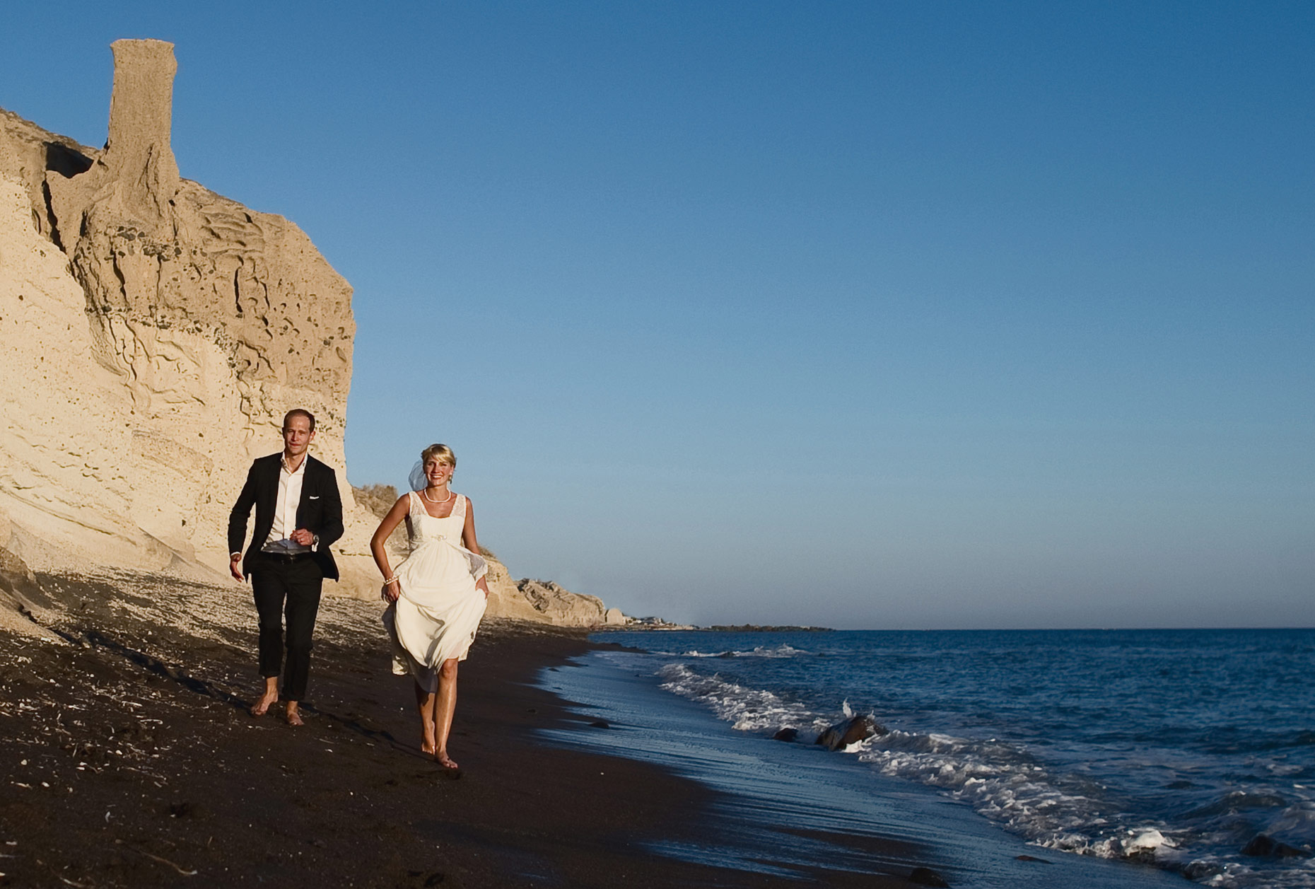 wedding couple photos in Santorini