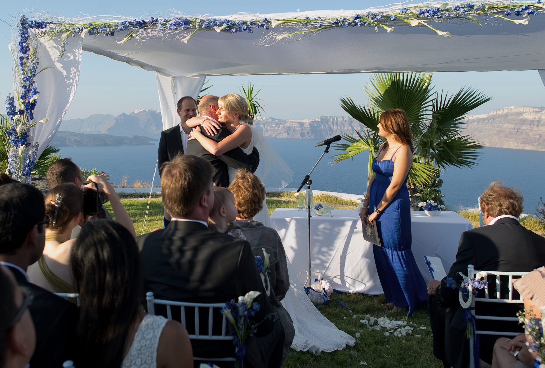 storytelling wedding photographer santorini